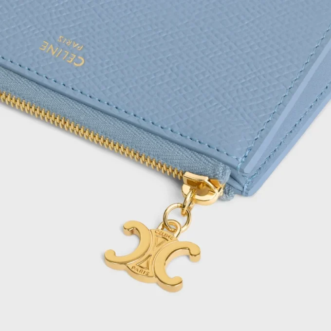 Set de tres bolsitas con charms Triomphe en Triomphe Canvas y piel de becerro granulada Set de tres bolsitas con charms Triomphe en Triomphe Canvas y piel de becerro granulada