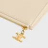 Set de tres bolsitas con charms Triomphe en Triomphe Canvas y piel de becerro granulada Set de tres bolsitas con charms Triomphe en Triomphe Canvas y piel de becerro granulada