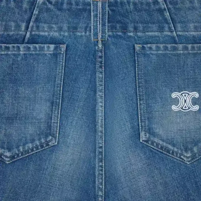 Vaqueros acampanados 002 en denim de algodón ligero Vaqueros acampanados 002 en denim de algodón ligero